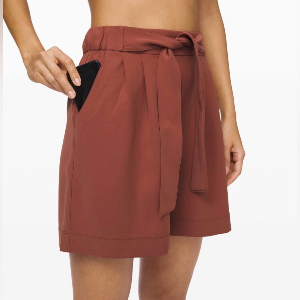 Lululemon Noir Short 5.5" - rusty clay - size 6 - Picture 4 of 6